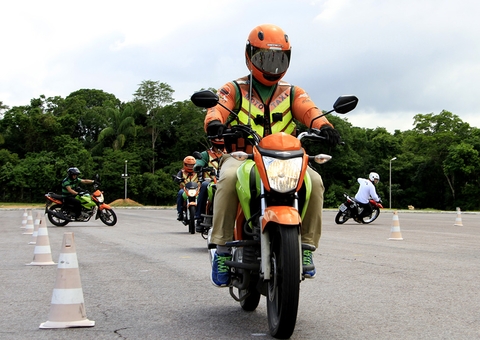 Mototaxistas e motofretistas terão direito a cursos gratuitos no Detran no Amazonas