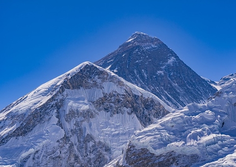 Médico deixado para trás sobrevive a tempestade no Evereste