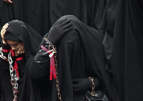 Mulher é chicoteada em público após atender telefone no Afeganistão