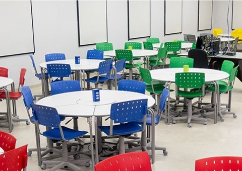 Prefeitura de Tabatinga compra móveis escolares e esconde valor