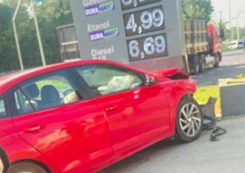 Carro invade posto de combustíveis na Avenida do Turismo e causa estragos