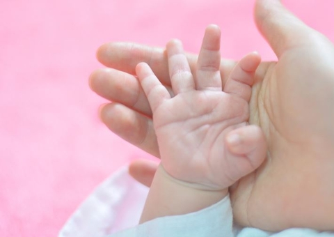 Gêmeos de 9 meses voltam para os braços da mãe em Tefé após ação do MPAM