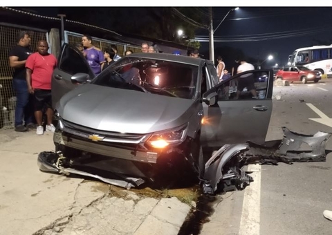 Carro fica destruído após motorista bêbado colidir com 'dente de dragão' na Avenida das Torres
