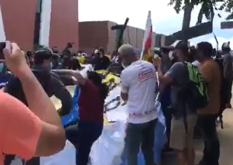 Vídeo: Mulher é agredida por PM durante protesto contra Bolsonaro em Manaus