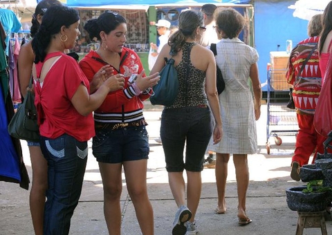 Lula anuncia projeto para igualar salários de homens e mulheres