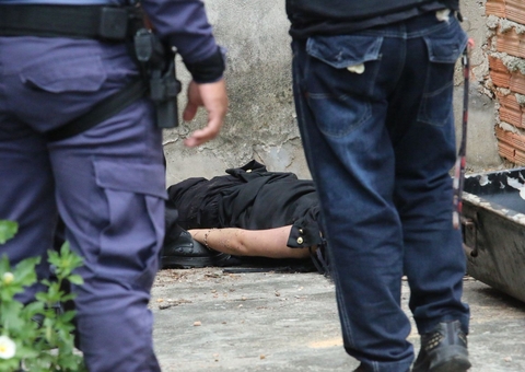 Mulher é achada morta atrás de carro com golpes na cabeça no Fazendinha 