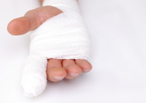 Mulher arranca parte do dedo da amante do marido durante briga