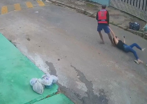 Vídeo: Mulher é arrastada por criminoso ao tentar impedir roubo de bolsa