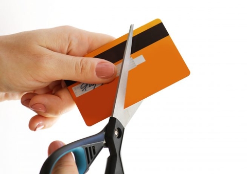 Cliente que teve cartão clonado e dívida de R$ 20 mil deve ser indenizada em Manaus