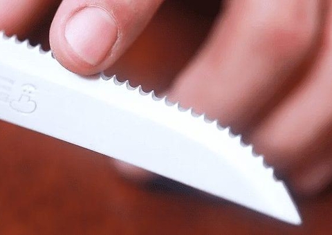 Homem é atacado a facadas por menina de 13 anos na orla da Ponta Negra