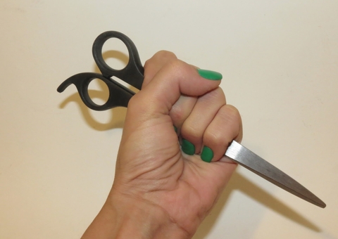 Homem recusa sexo com mulher e é atacado a tesouradas ao reatar relacionamento