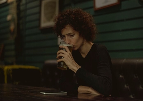 Reuniões on-line dos Alcoólicos Anônimos têm maior participação de mulheres