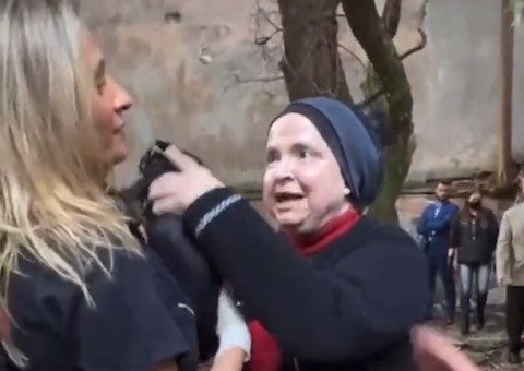 Aos gritos, mulher da casa abandonada arranca cachorra do colo de Luísa Mell durante resgate