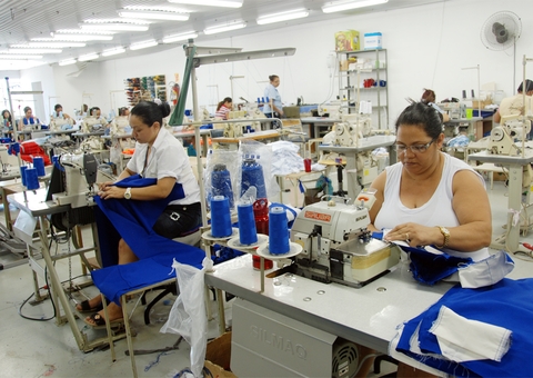 Mesmo trabalhando mais, mulheres ganham 21% menos que os homens