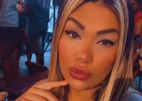 Nua, Mulher Filé mostra barrigão de grávida em foto