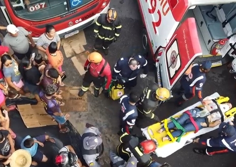 Emocionante: Vídeos mostram resgate de mulher presa às ferragens de ônibus em Manaus