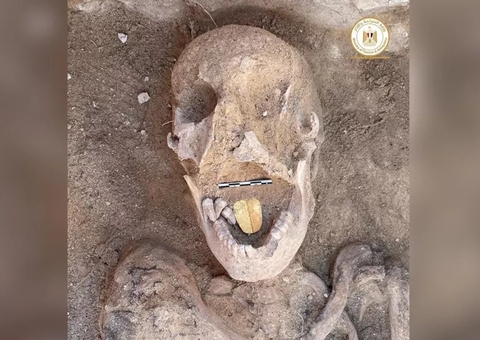 Múmia com ‘língua de ouro’ é encontrada em escavações