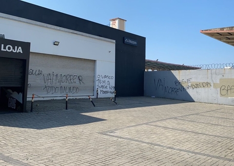 Muro de São Januário é pichado com ameaças após nova derrota do Vasco