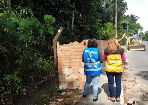 Muro construído irregularmente no entorno do aeroporto de Manaus é demolido
