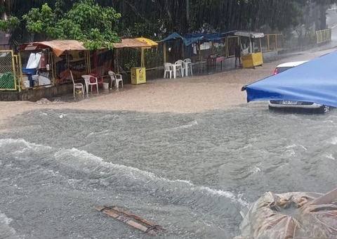 Chuva torrencial faz muro desabar e ruas alagarem em Manaus