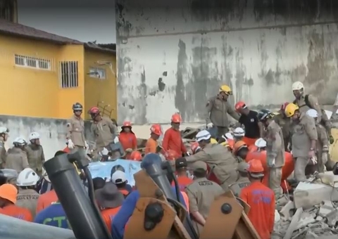 Após 8 horas soterrado, homem é resgatado com vida de prédio que desabou em Olinda