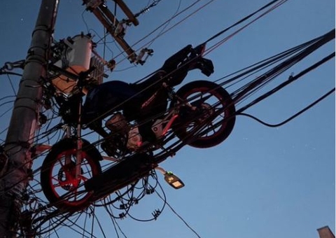 Balão ergue moto até rede elétrica, cai sobre casas e incendeia creche; veja vídeo