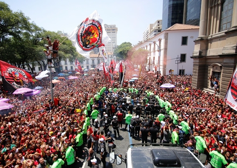Torcida transforma Rio em carnaval para comemorar título do Flamengo