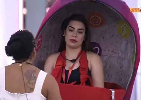 Naiara sugere a Linn que travestis não conseguem emprego por falta de coragem