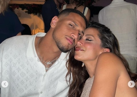 Jogador Vinicius Souza posta fotos com Anitta após assumir namoro