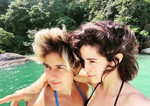 Atriz Nanda Costa anuncia gravidez: 'Duas mães e duas filhas'