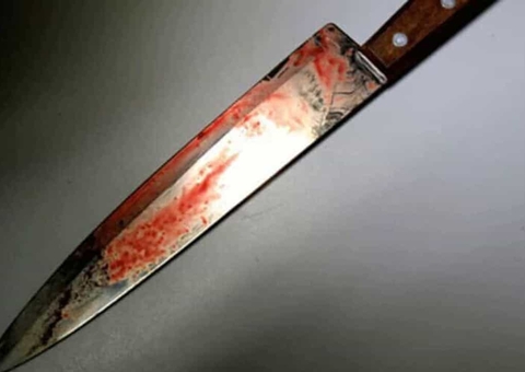 Mulher leva facada do marido e vai a pé, sangrando, pedir ajuda no posto