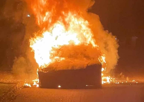Carro da Tesla explode “do nada” enquanto o motorista estava dentro 