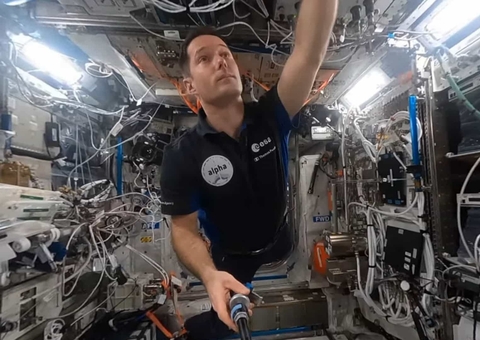 Vídeo compartilhado por astronauta mostra como é "andar" em gravidade zero