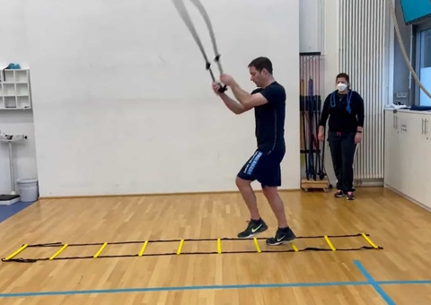 Astronauta compartilha vídeos de 'reabilitação' após voltar do Espaço