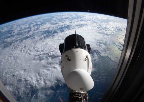NASA compartilha fotografia de cápsula junto com a Estação Espacial
