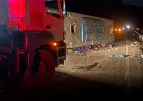 Ônibus tomba em 'curva da morte' e deixa sete mortos em Minas Gerais