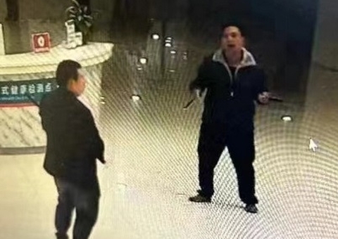 Homem mata 2 pessoas e fere 21 a facadas durante ataque em hospital na China