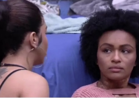 Maria pede desculpas a Natália após suposta agressão com balde no BBB22