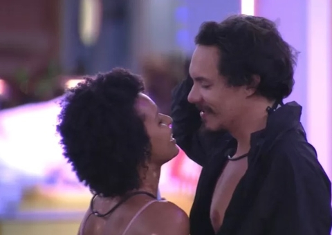 BBB22: Eliezer fica excitado ao beijar Natália