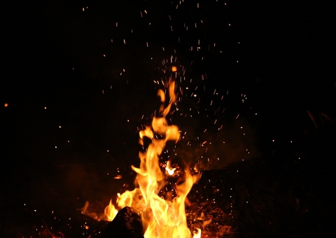 Família vê casa virar cinzas durante incêndio em Manaus