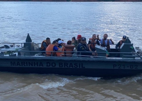 Nove pessoas ficam à deriva no Rio Solimões após naufrágio de embarcação 