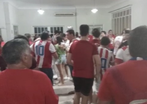 Náutico faz festão da vitória com 100 pessoas e é autuado por aglomeração 