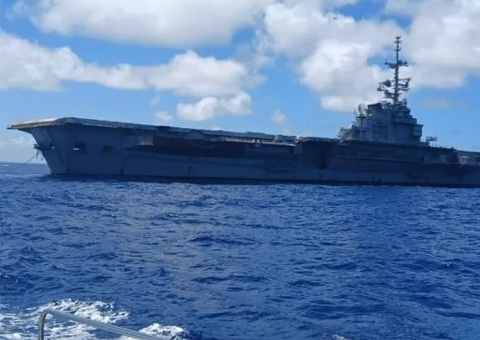 Navio fantasma flutua no mar de Pernambuco há 3 meses sem tripulantes