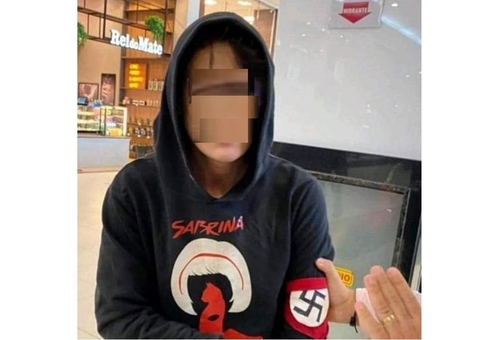 Vídeo: rapaz usando símbolo nazista é expulso de shopping