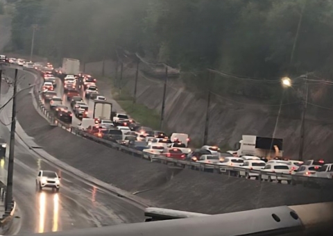 Alagamentos, tombamento e acidentes, chuva deixa trânsito infernal em Manaus