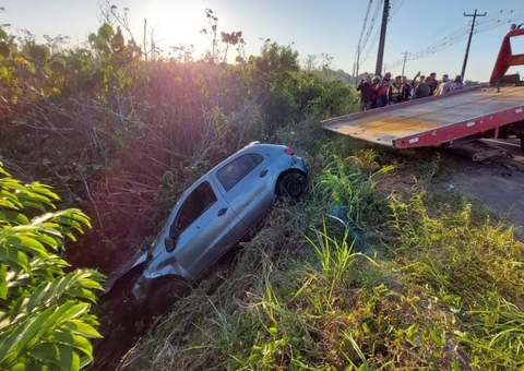 Casal fica ferido após carro capotar na AM-010 e cair em ribanceira
