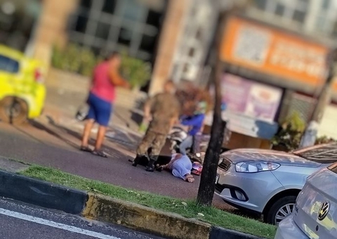 Mulher fica ferida em acidente entre carro e moto na Av. Djalma Batista