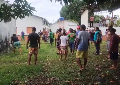 Vídeos: Moradores invadem prédio e tentam queimar vivo suspeito de matar mulher em Borba