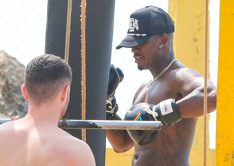 Ne-Yo treina boxe e musculação em praia antes de show no Rock in Rio