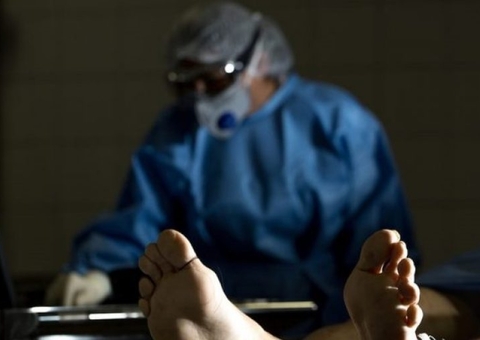 Grupo mata homem a pauladas e facadas na frente de populares no Amazonas